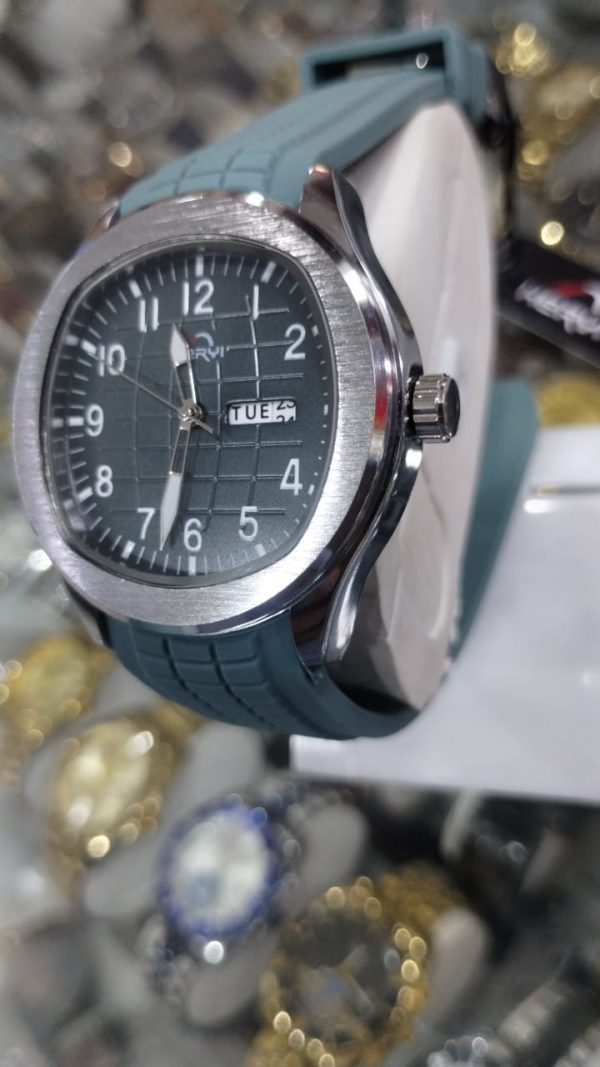 Heryi Men’s Watch With Silicone Strap Day And Date Function Analog Display –  Durable & Lightweight Casual Wristwatch | Men’s Watch – Wrist Watch For Men – Stainless Steel Dial Rubber Strap